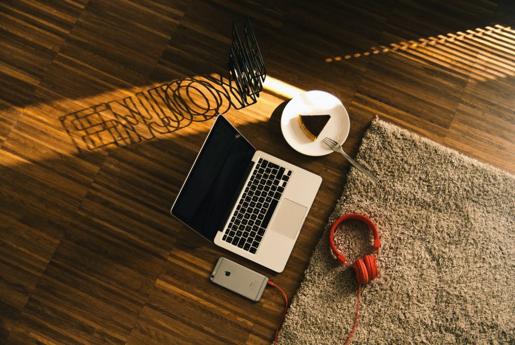 Un ordinateur, un smartphone et un casque audio sont posés sur le sol, ils représentent des actifs qui se déprécient puisqu'ils perdent de la valeur dans le temps.