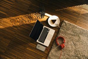 Un ordinateur, un smartphone et un casque audio sont posés sur le sol, ils représentent des actifs qui se déprécient puisqu'ils perdent de la valeur dans le temps.